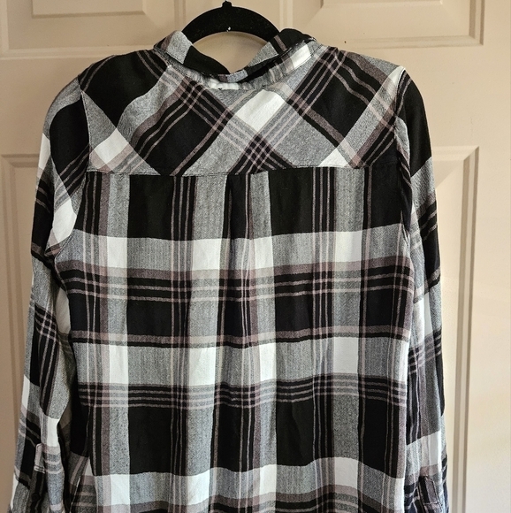 Women's Lulus soft long sleeve shirt. - Picture 2 of 3